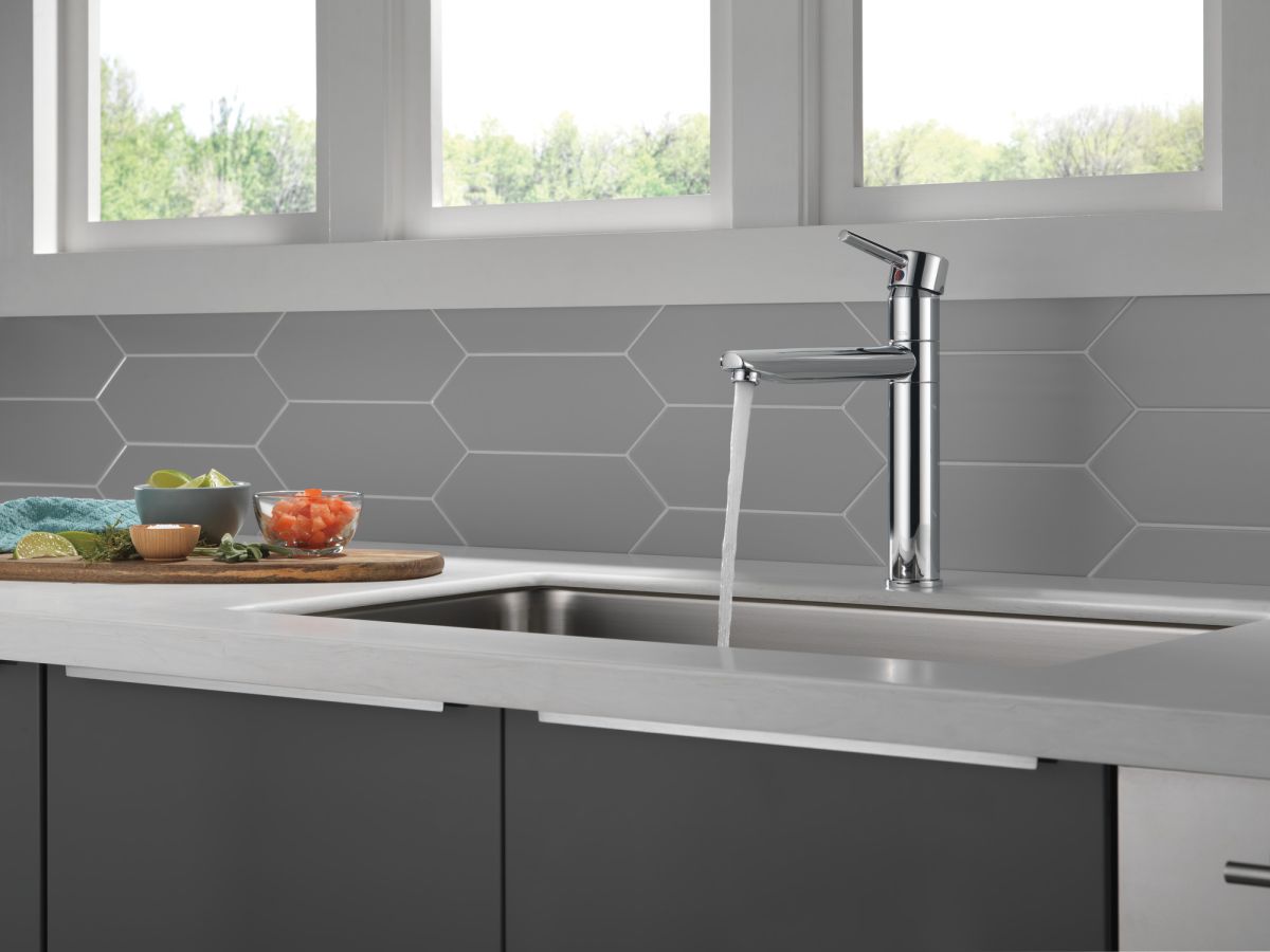 DELTA Trinsic Single Handle Kitchen Faucet — Chrome