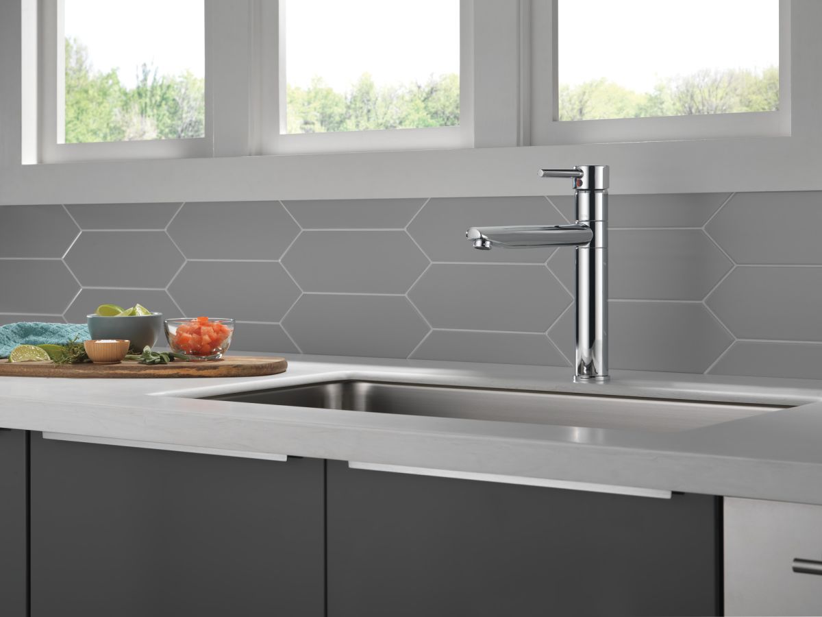 DELTA Trinsic Single Handle Kitchen Faucet — Chrome