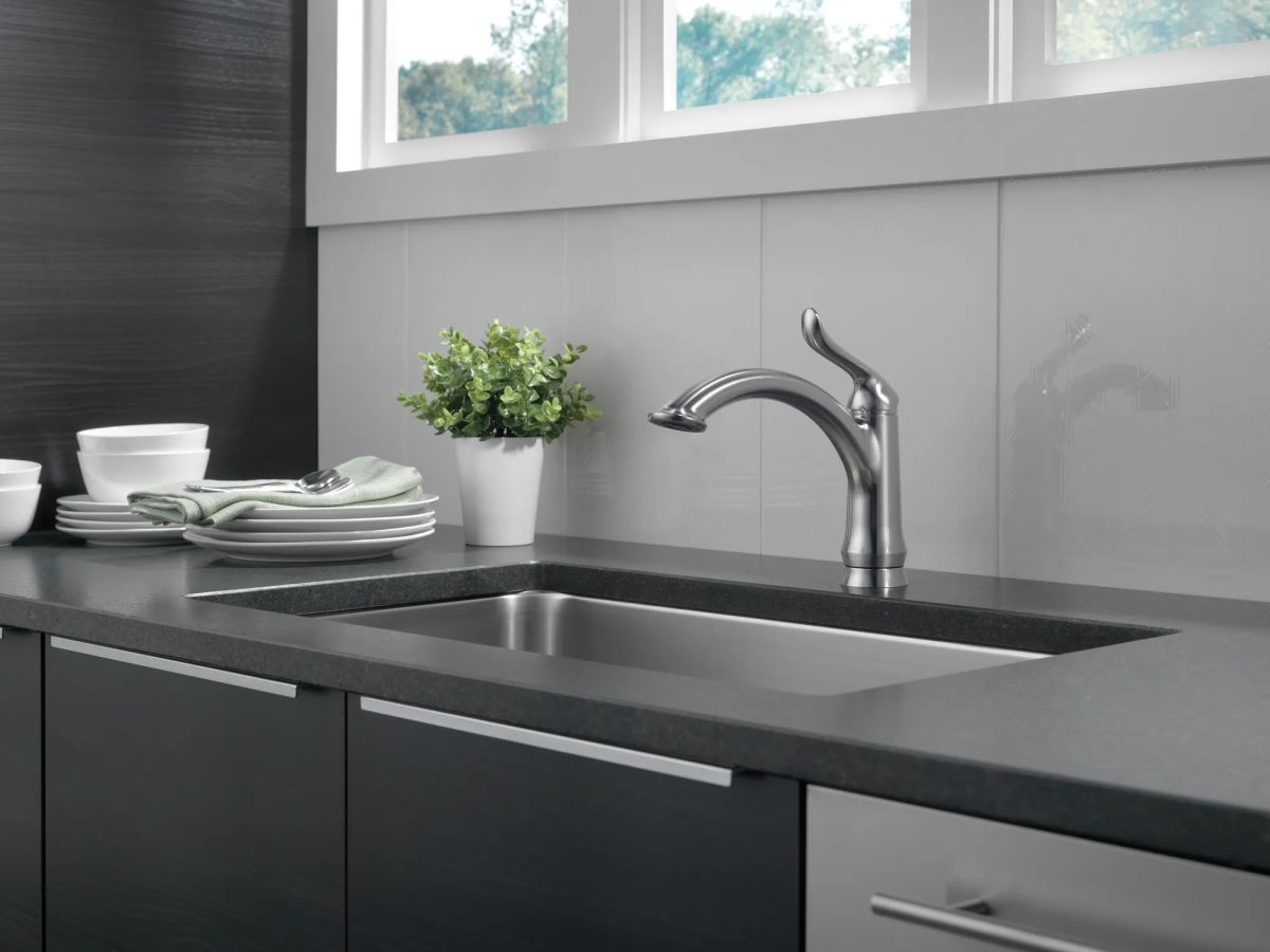 DELTA Linden Single Handle Kitchen Faucet — Arctic Stainless