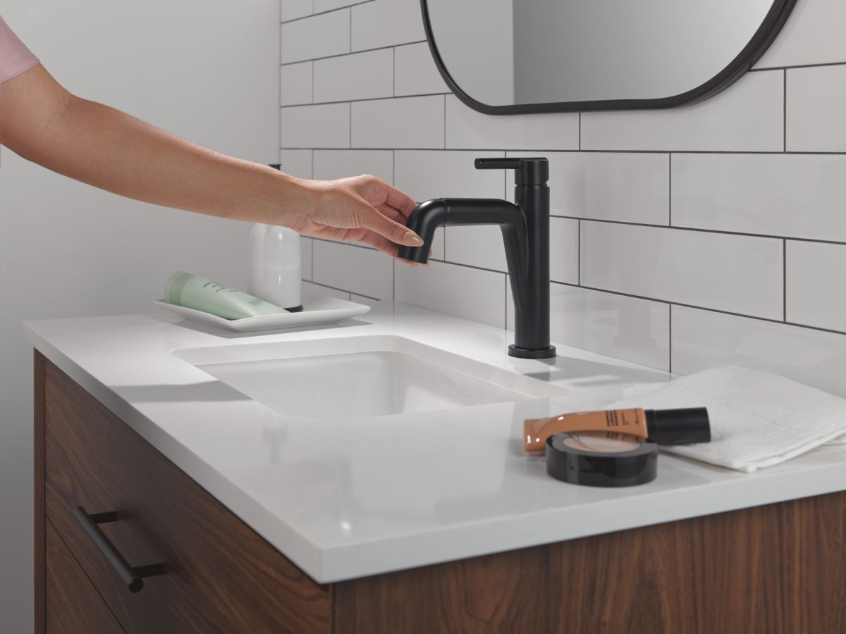 DELTA Nicoli Single Handle Pull-Down Bathroom Faucet — Matte Black