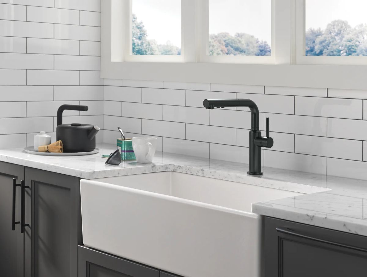 DELTA Daneri Single Handle Pull-Out Kitchen Faucet — Matte Black