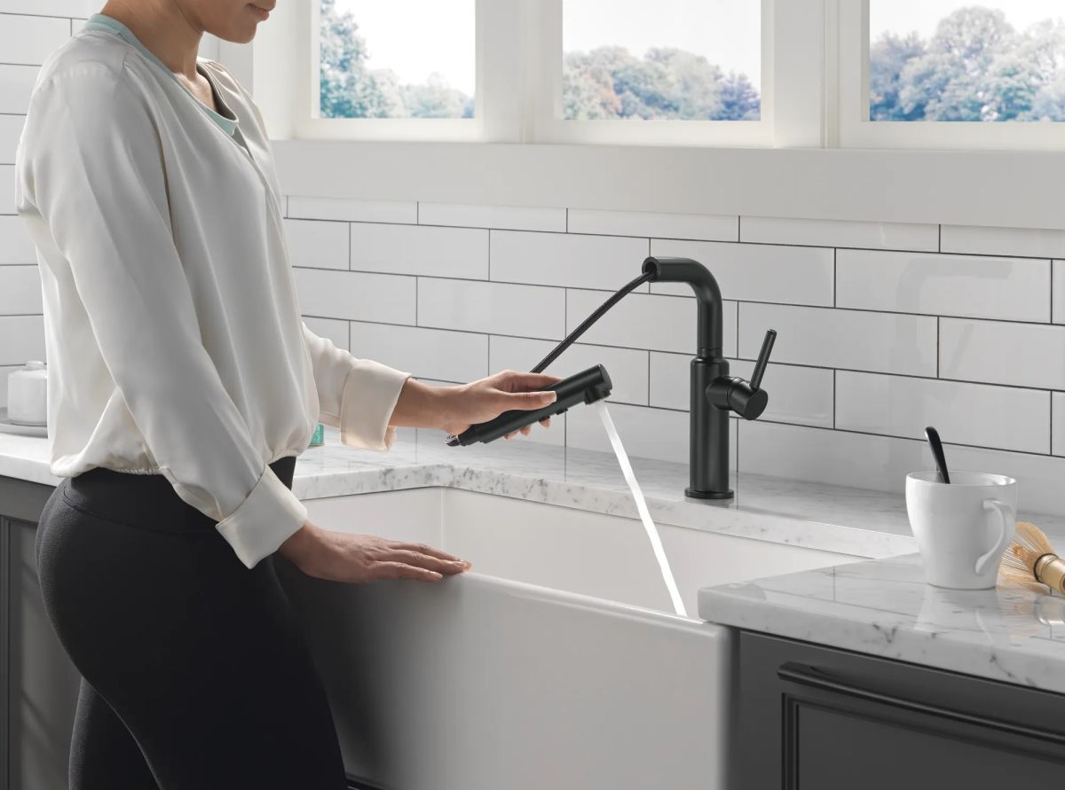DELTA Daneri Single Handle Pull-Out Kitchen Faucet — Matte Black
