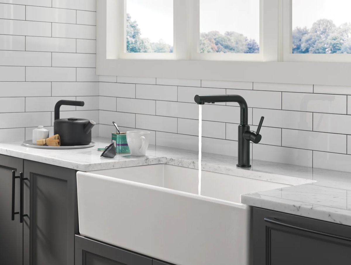 DELTA Daneri Single Handle Pull-Out Kitchen Faucet — Matte Black