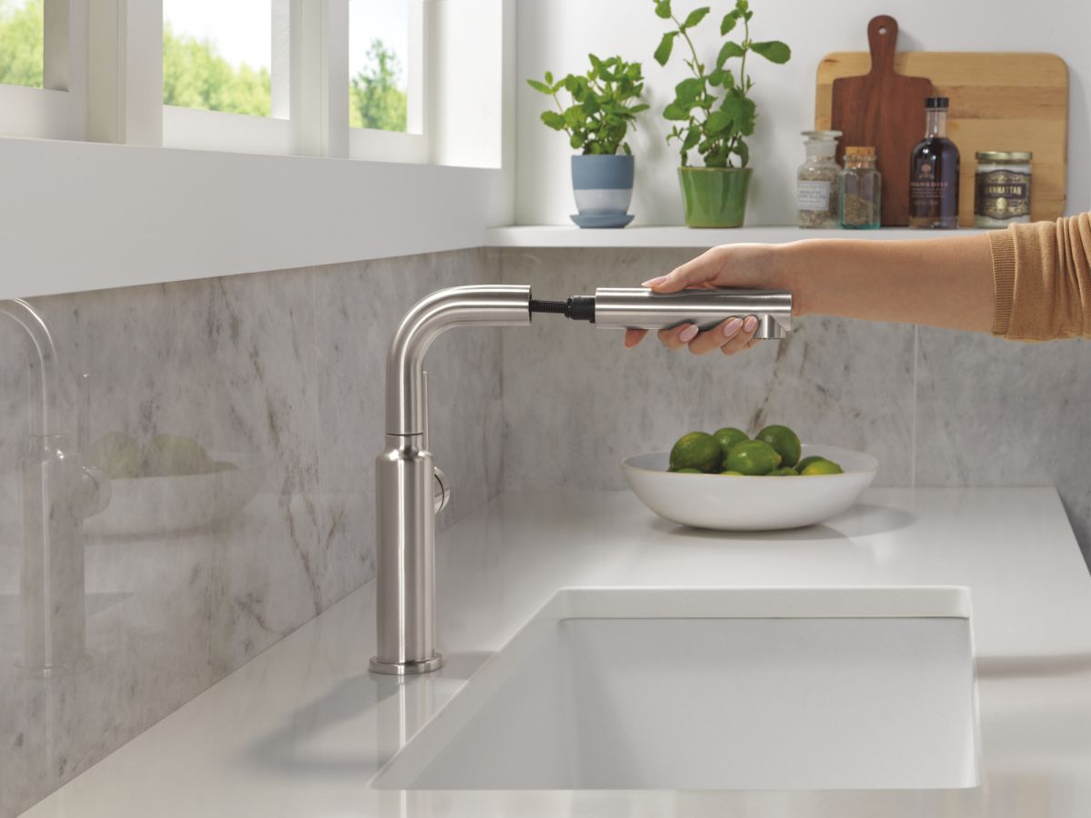 DELTA Daneri Single Handle Pull-Out Kitchen Faucet — Stainless