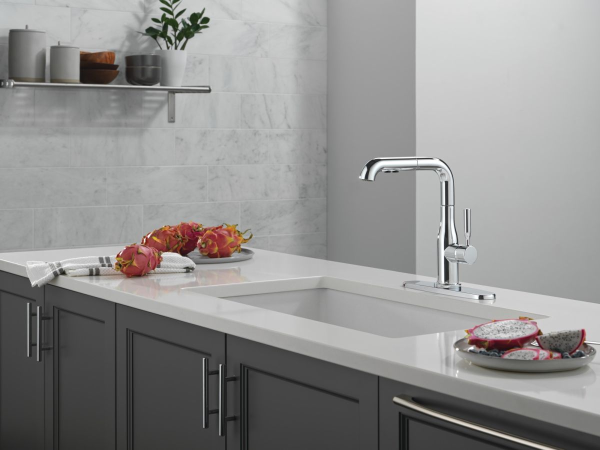 DELTA Almari Single Handle Pull-Out Kitchen Faucet — Chrome