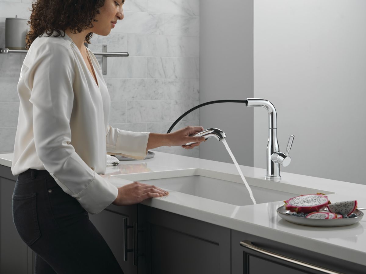 DELTA Almari Single Handle Pull-Out Kitchen Faucet — Chrome