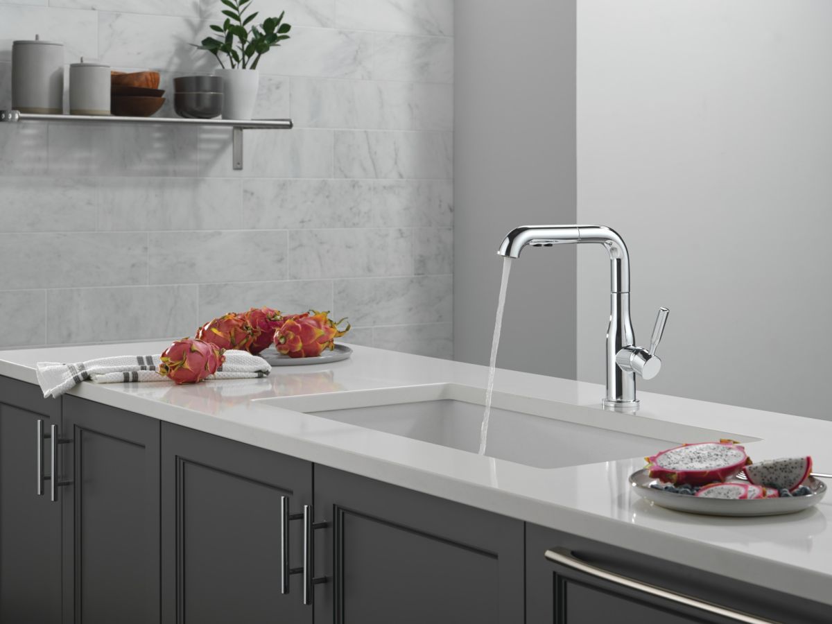 DELTA Almari Single Handle Pull-Out Kitchen Faucet — Chrome