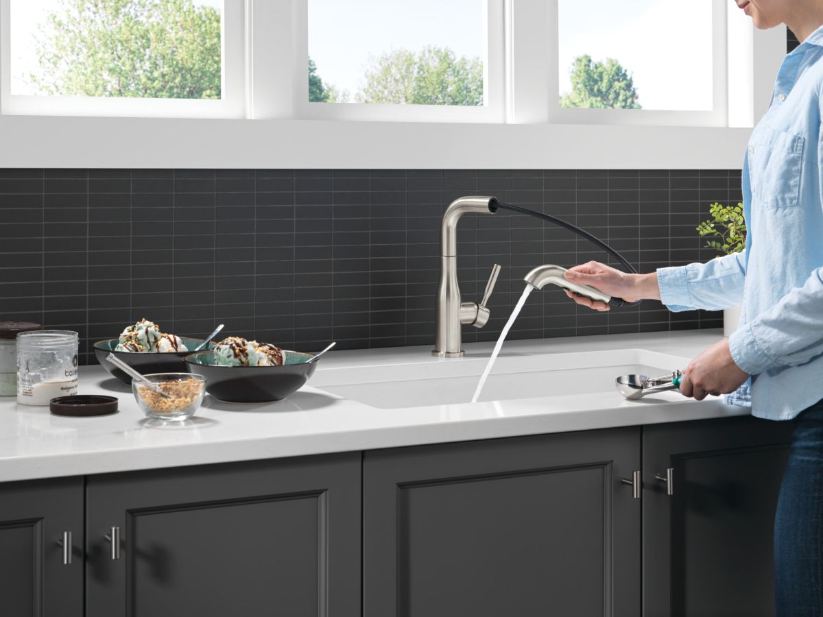 DELTA Almari Single Handle Pull-Out Kitchen Faucet — Stainless