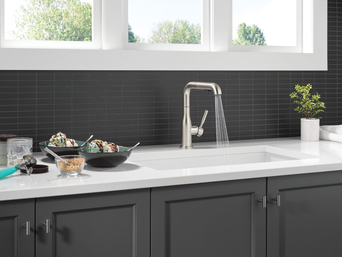 DELTA Almari Single Handle Pull-Out Kitchen Faucet — Stainless