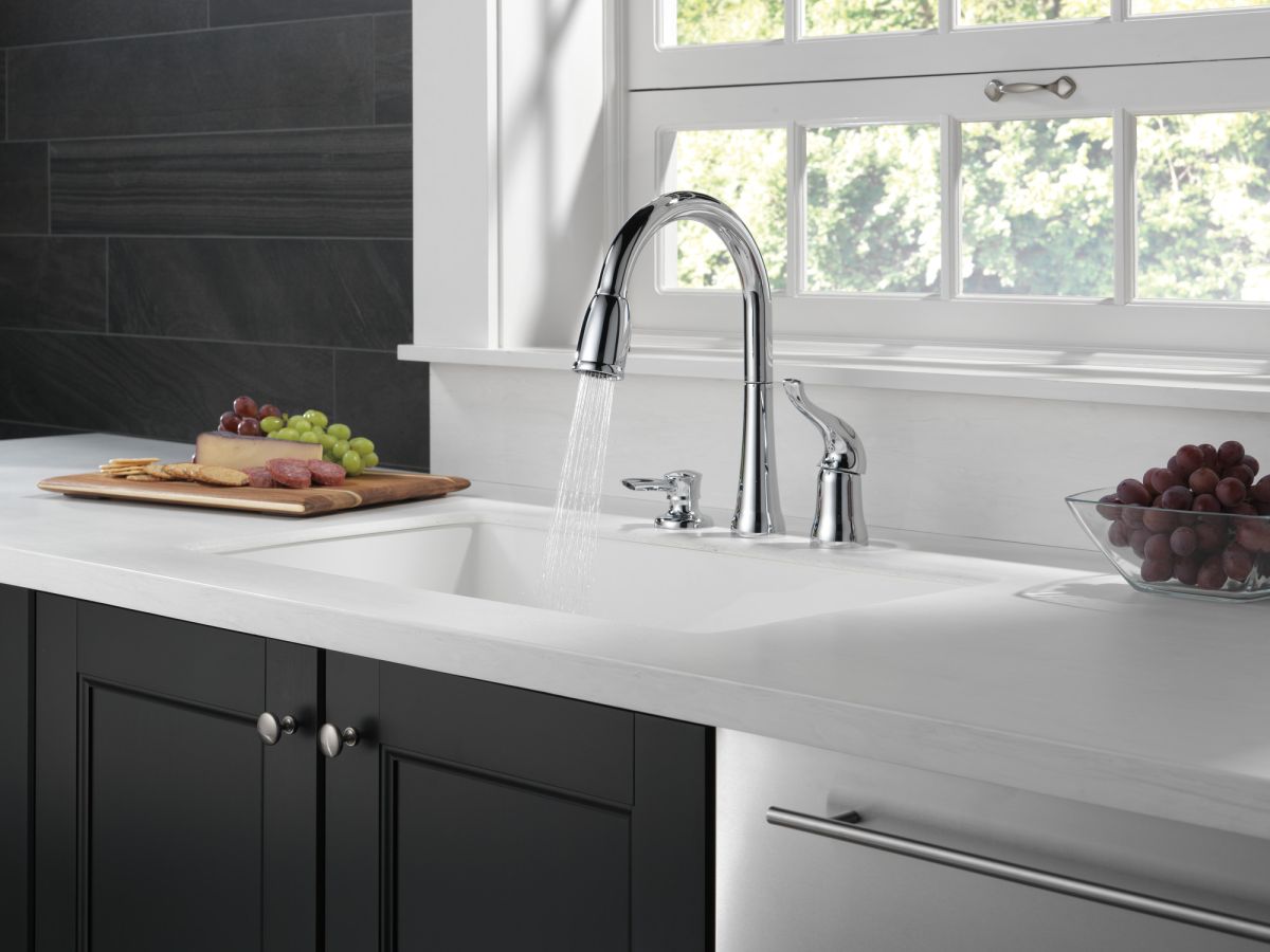 DELTA Kate Single Handle Pull-Down Kitchen Faucet with Soap Dispenser — Chrome