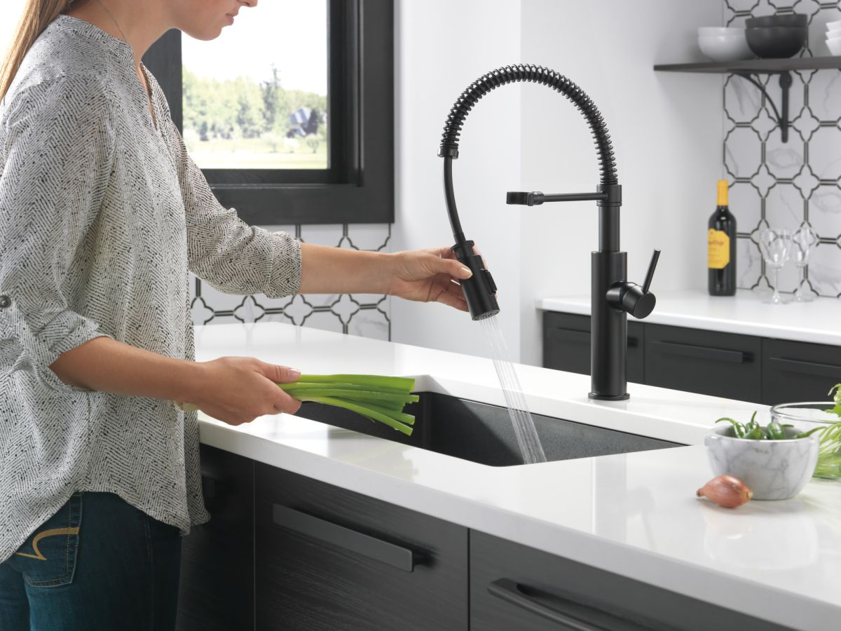 DELTA Antoni Single-Handle Pull-Down Spring Kitchen Faucet — Matte Black