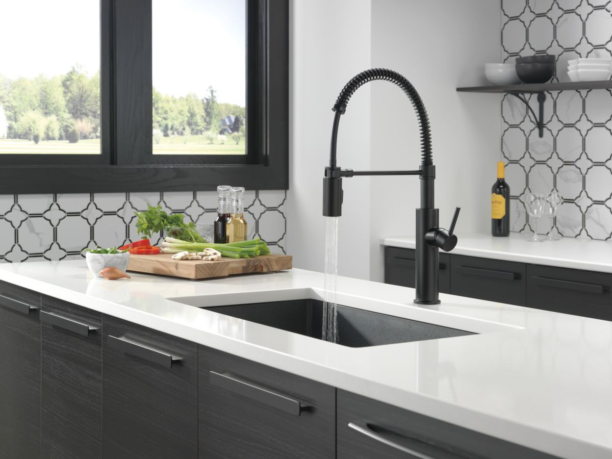 DELTA Antoni Single-Handle Pull-Down Spring Kitchen Faucet — Matte Black