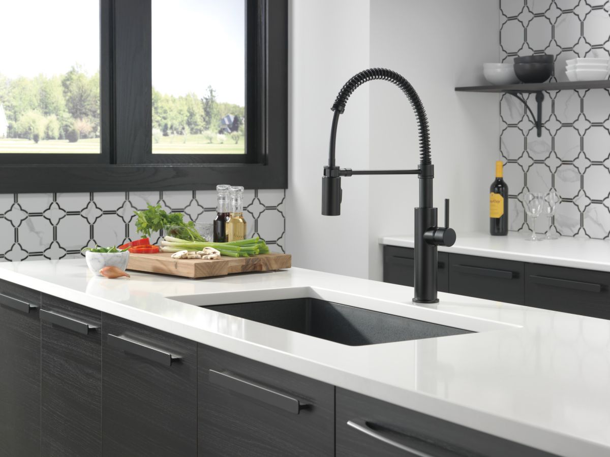 DELTA Antoni Single-Handle Pull-Down Spring Kitchen Faucet — Matte Black