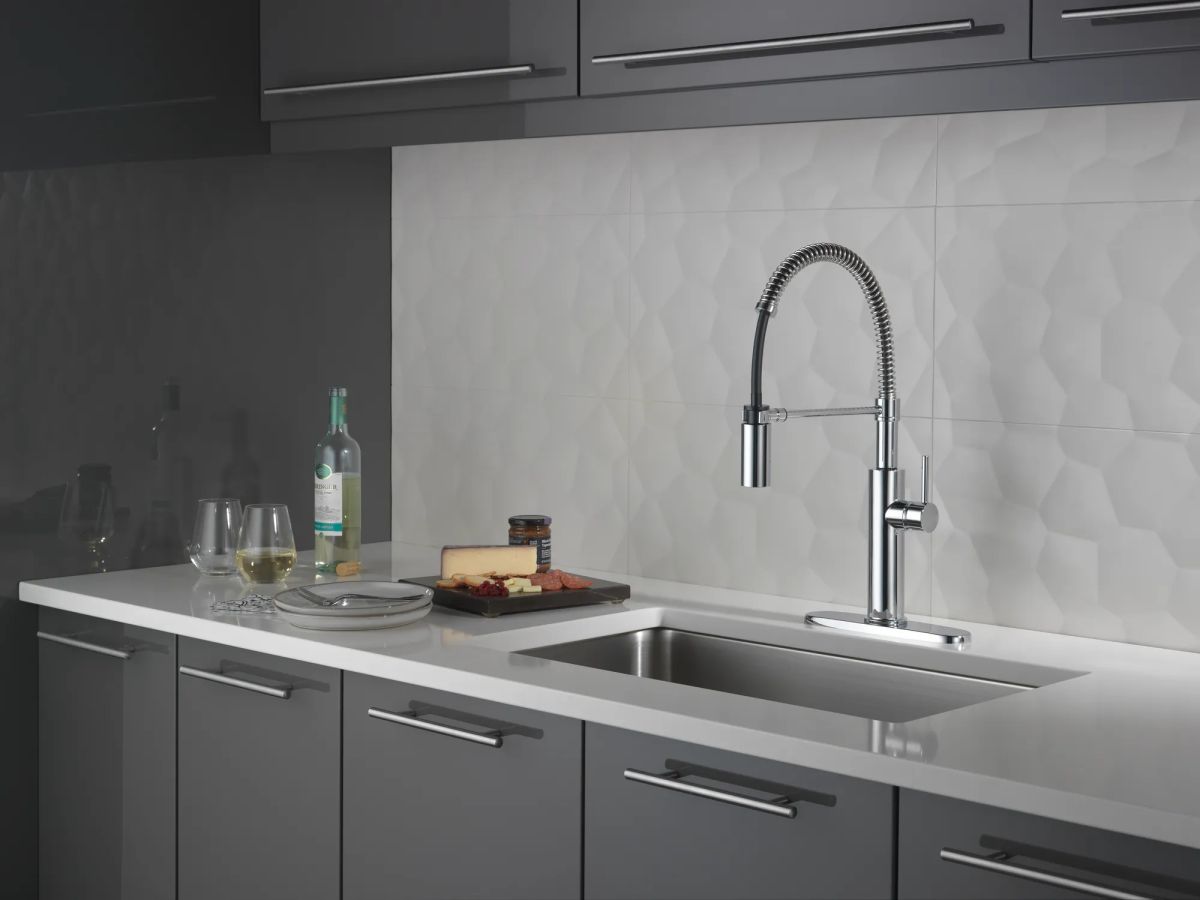 DELTA Antoni Single-Handle Pull-Down Spring Kitchen Faucet — Chrome
