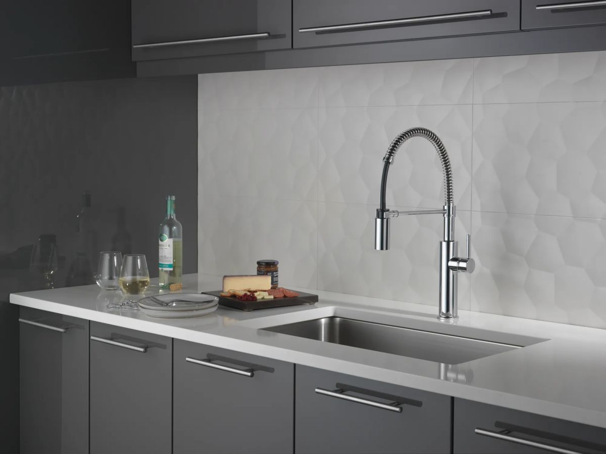 DELTA Antoni Single-Handle Pull-Down Spring Kitchen Faucet — Chrome