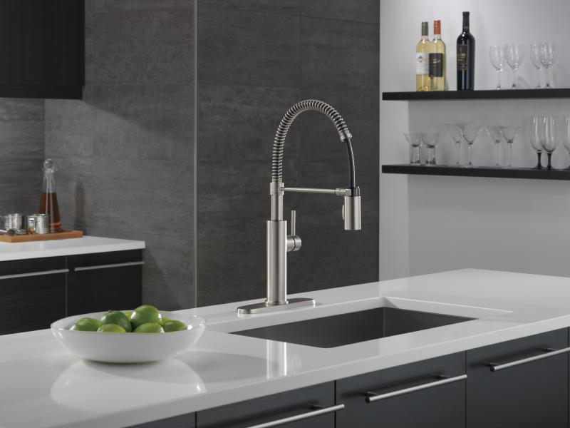 DELTA Antoni Single-Handle Pull-Down Spring Kitchen Faucet — Spotshield Stainless