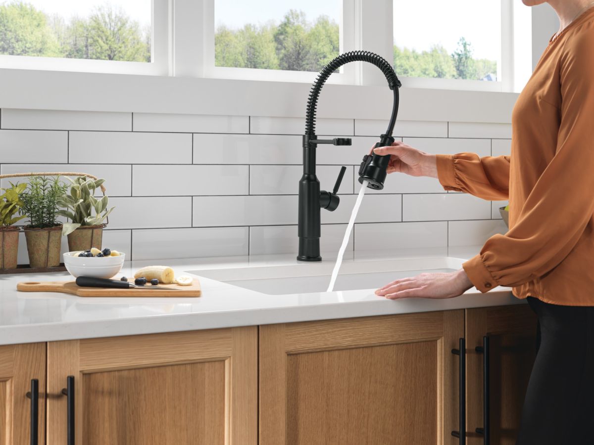 DELTA Theodora Single-Handle Pull-Down Spring Kitchen Faucet — Matte Black