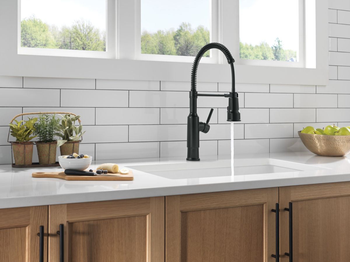 DELTA Theodora Single-Handle Pull-Down Spring Kitchen Faucet — Matte Black