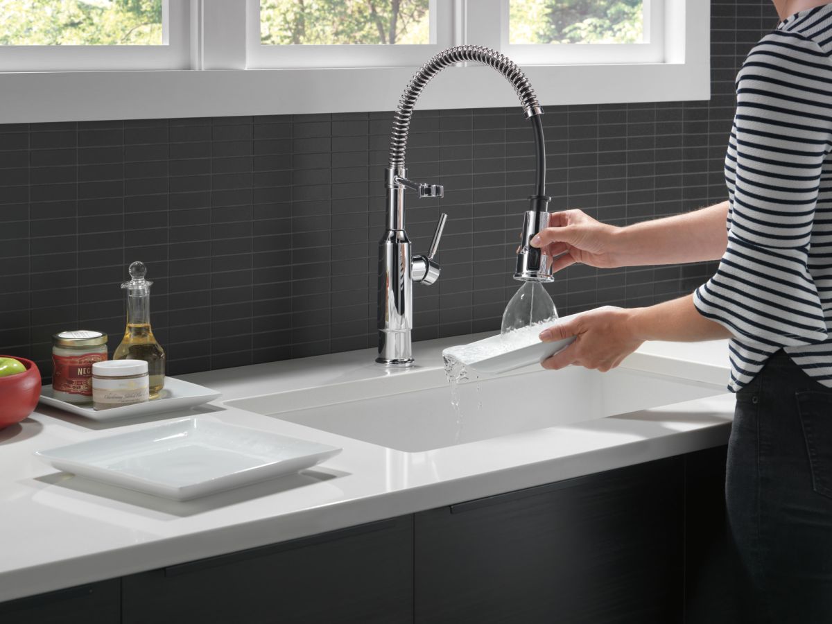 DELTA Theodora Single-Handle Pull-Down Spring Kitchen Faucet — Chrome
