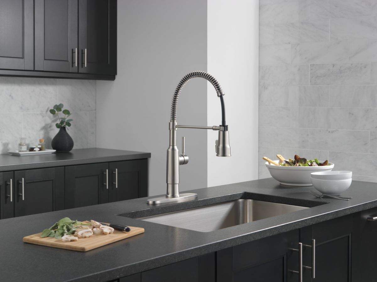 DELTA Theodora Single-Handle Pull-Down Spring Kitchen Faucet — Spotshield Stainless