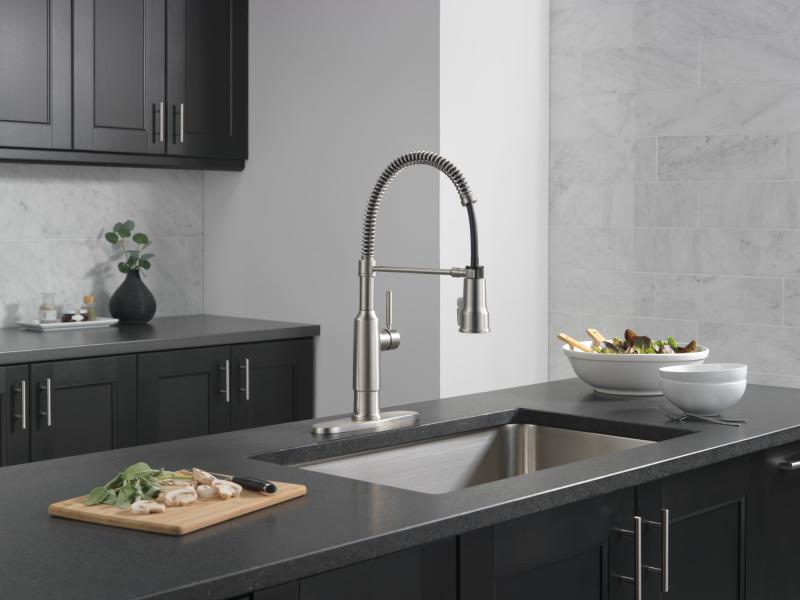 DELTA Theodora Single-Handle Pull-Down Spring Kitchen Faucet — Spotshield Stainless