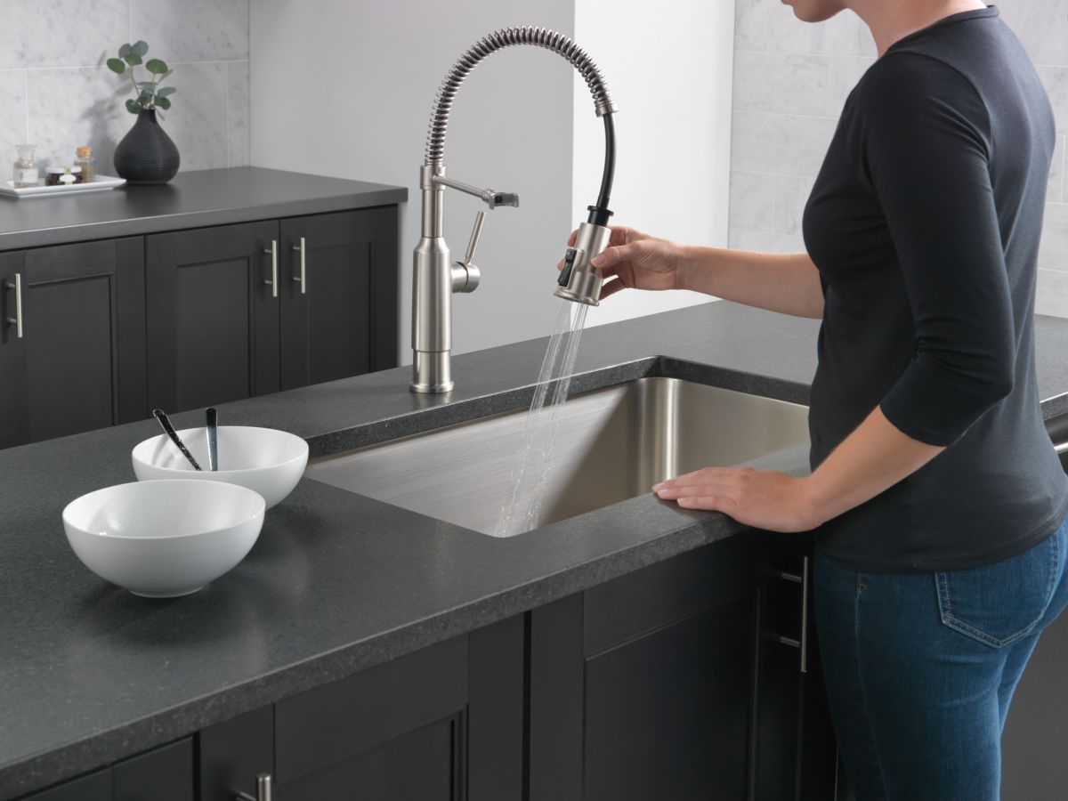 DELTA Theodora Single-Handle Pull-Down Spring Kitchen Faucet — Spotshield Stainless