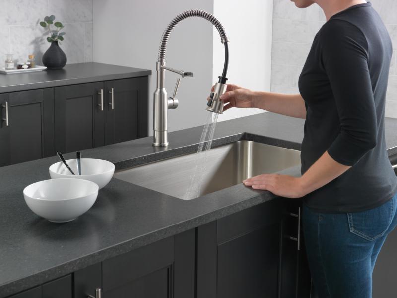 DELTA Theodora Single-Handle Pull-Down Spring Kitchen Faucet — Spotshield Stainless