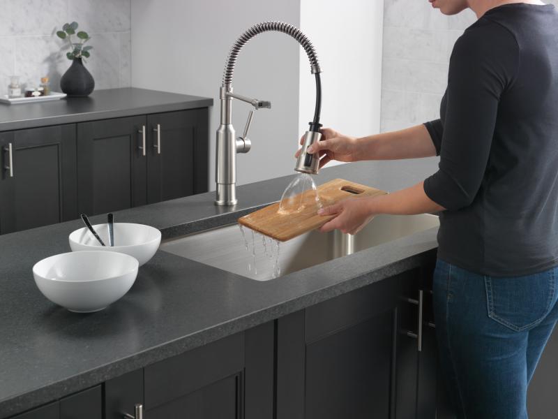 DELTA Theodora Single-Handle Pull-Down Spring Kitchen Faucet — Spotshield Stainless