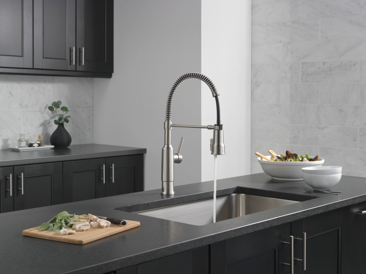 DELTA Theodora Single-Handle Pull-Down Spring Kitchen Faucet — Spotshield Stainless