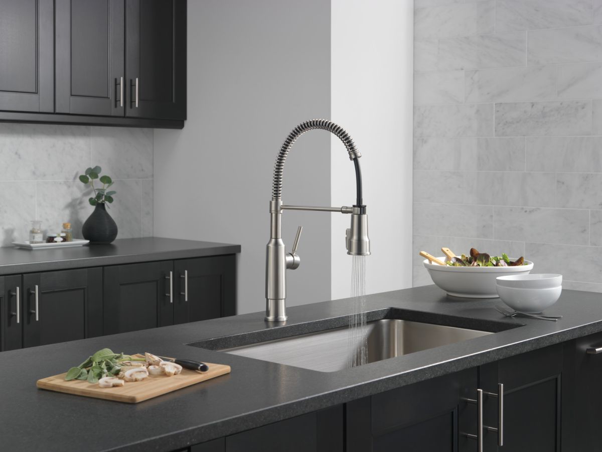 DELTA Theodora Single-Handle Pull-Down Spring Kitchen Faucet — Spotshield Stainless