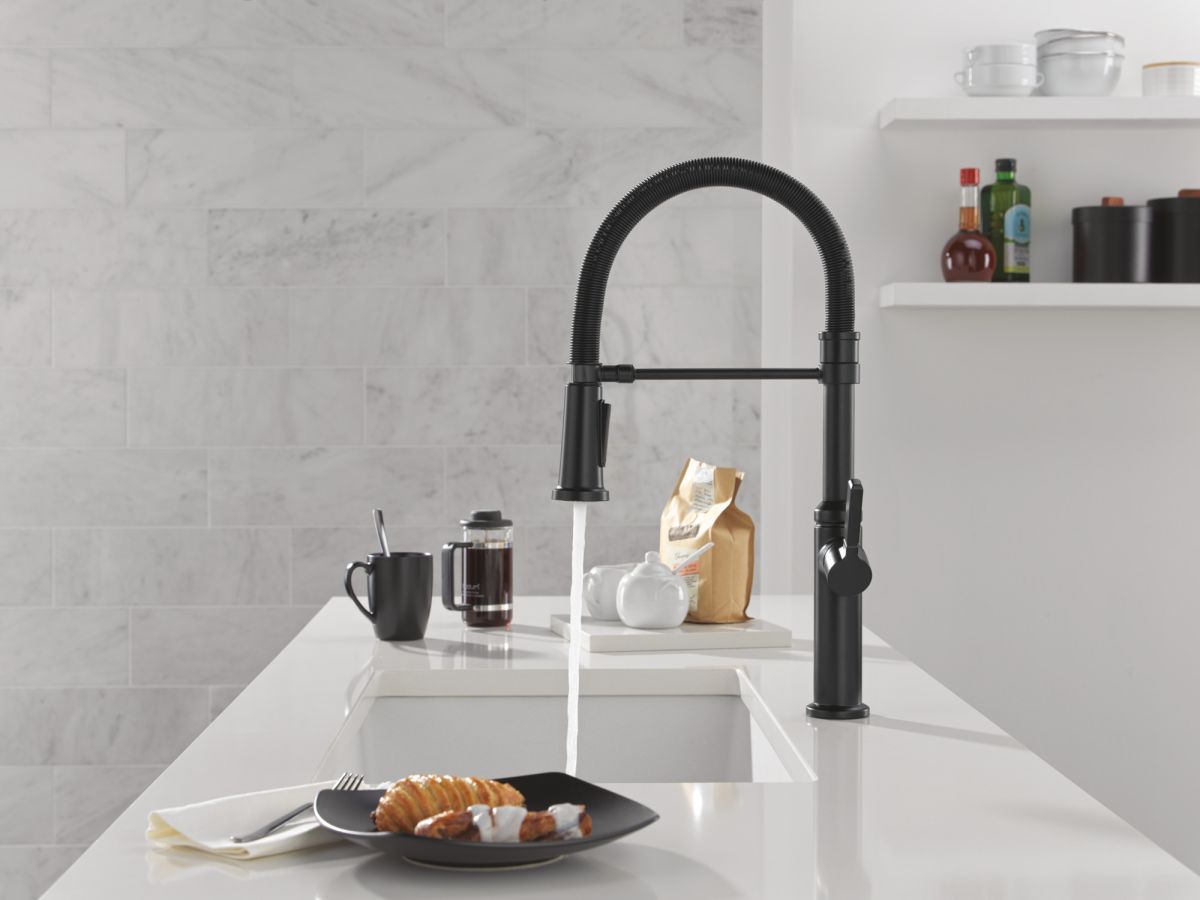 DELTA Rhett Single Handle Pull-Down Spring Kitchen Faucet — Matte Black