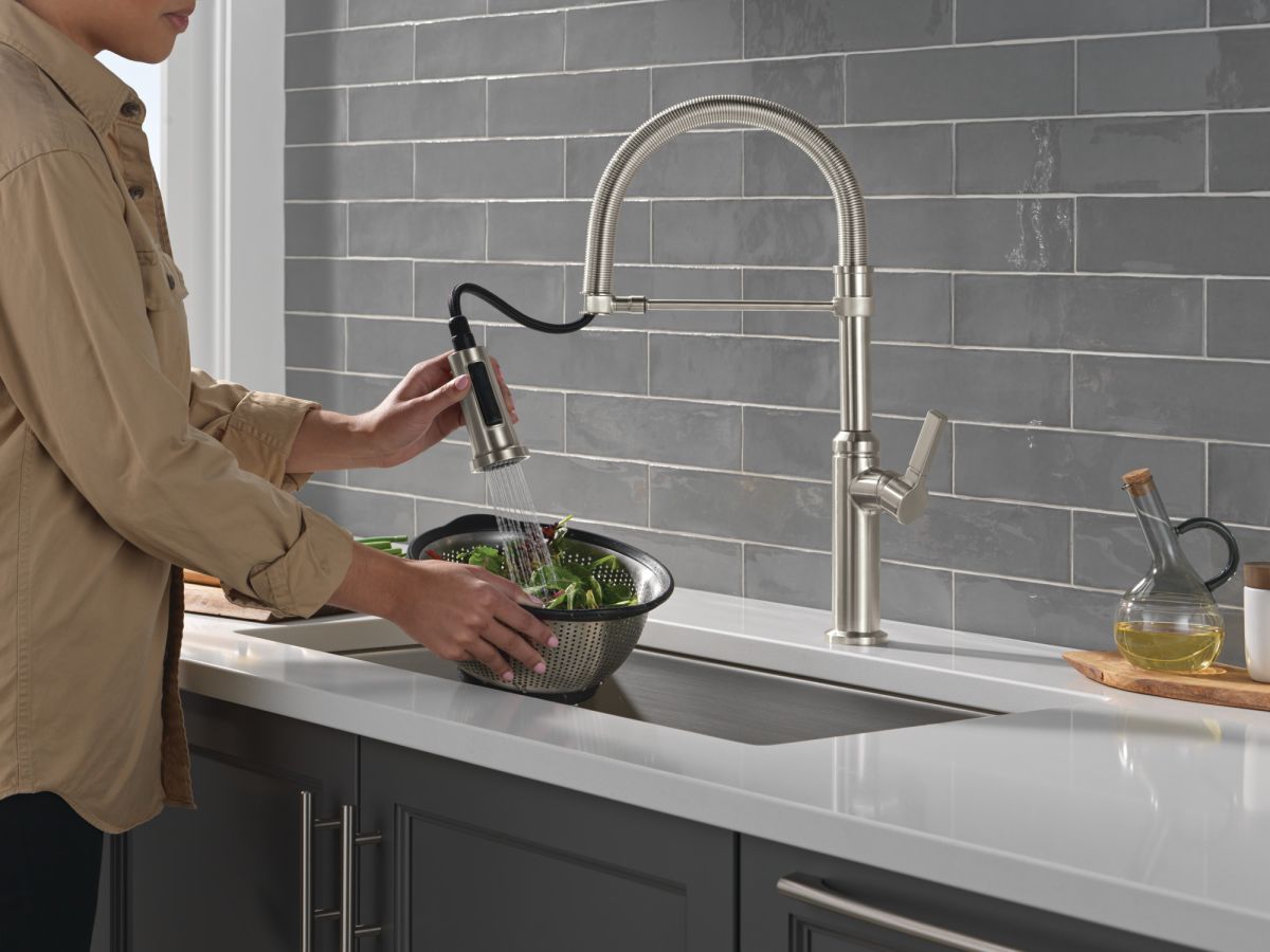 DELTA Rhett Single Handle Pull-Down Kitchen Faucet With Spring Spout — Stainless