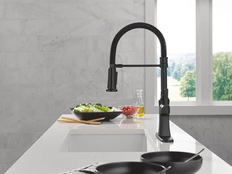 DELTA Ermelo Single Handle Pull-Down Spring Kitchen Faucet — Matte Black