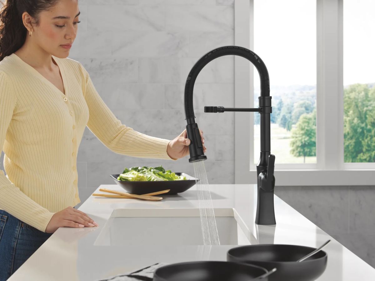 DELTA Ermelo Single Handle Pull-Down Spring Kitchen Faucet — Matte Black