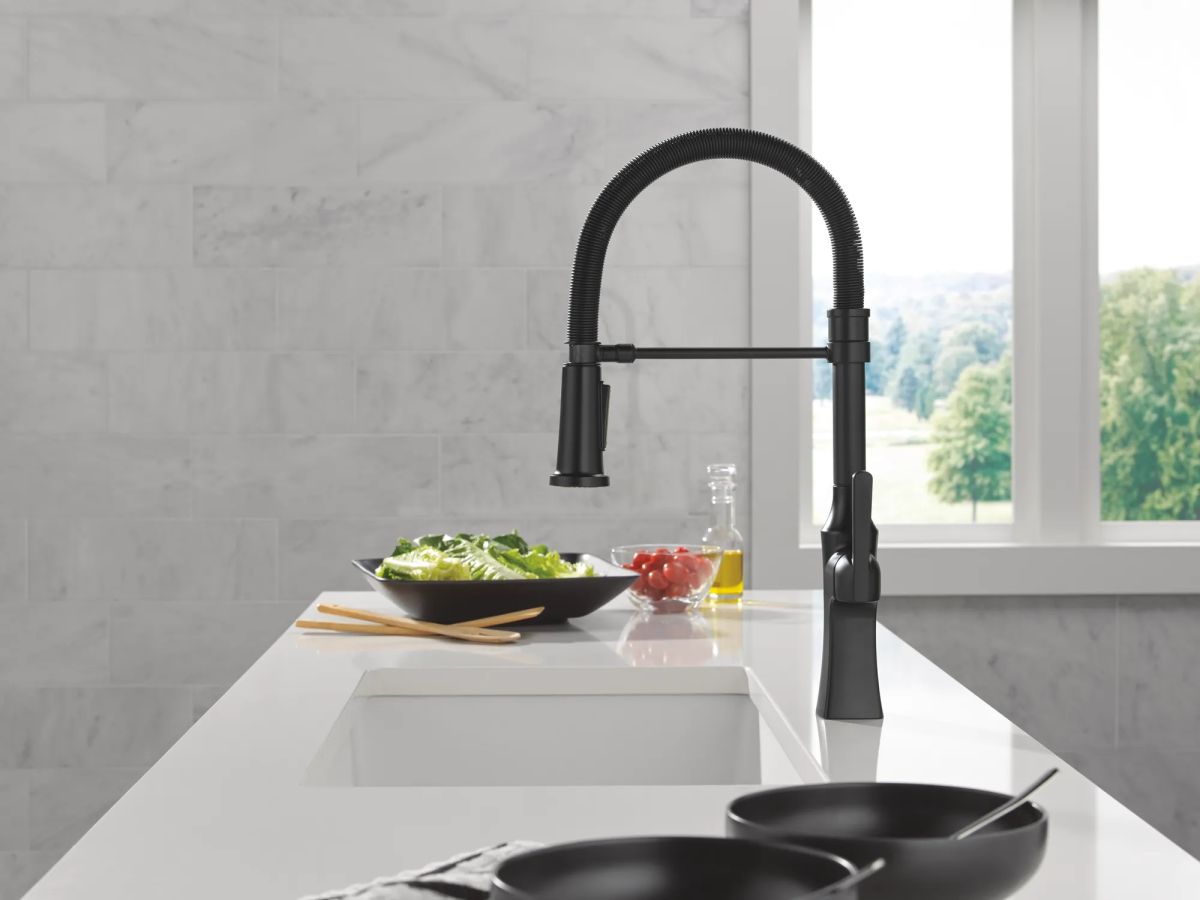 DELTA Ermelo Single Handle Pull-Down Spring Kitchen Faucet — Matte Black