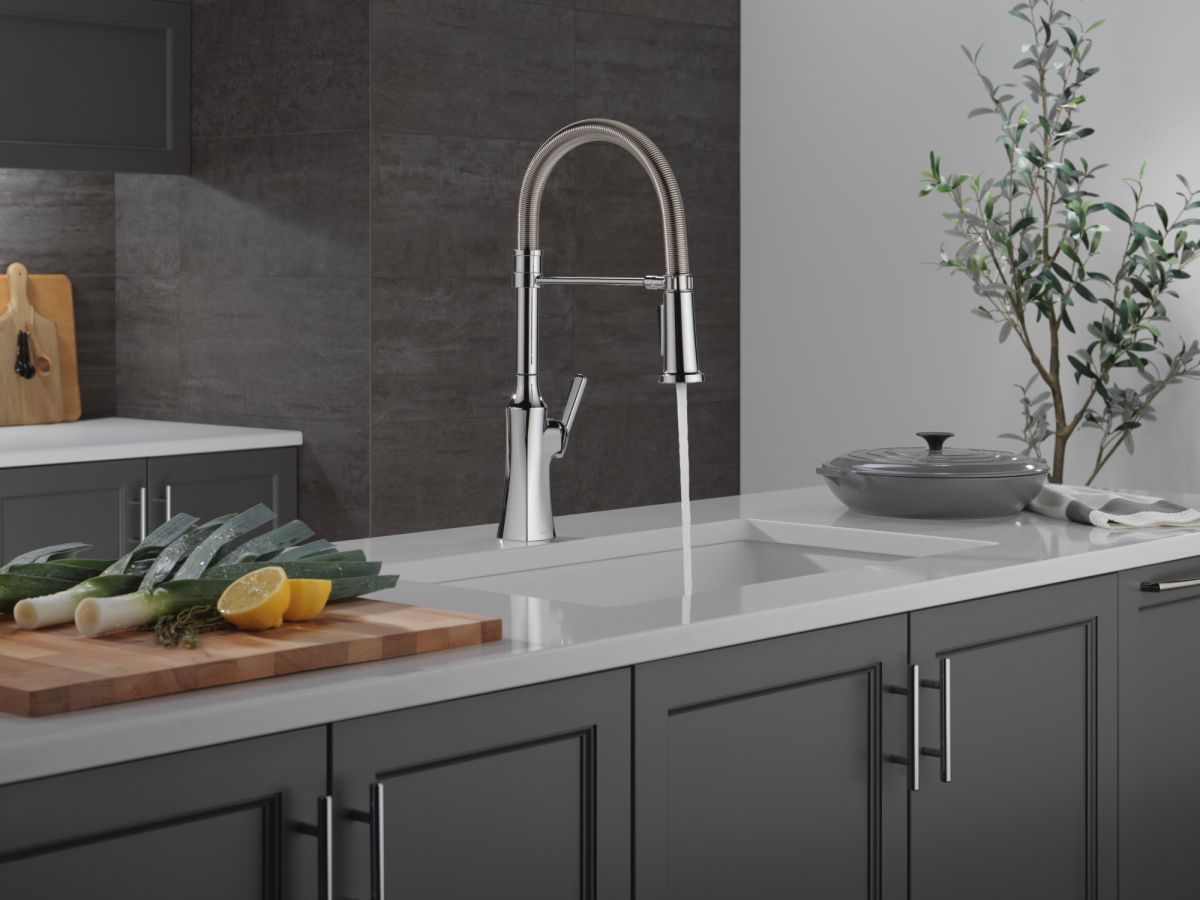 DELTA Ermelo Single Handle Pull-Down Kitchen Faucet With Spring Spout — Chrome