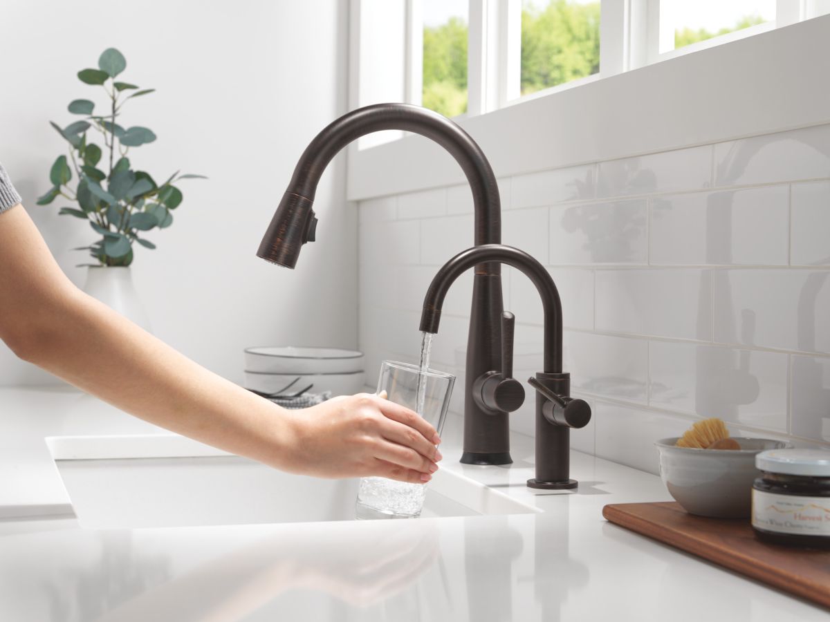 DELTA Essa Touch2O Technology Kitchen Faucet with Touchless Technology — Venetian Bronze