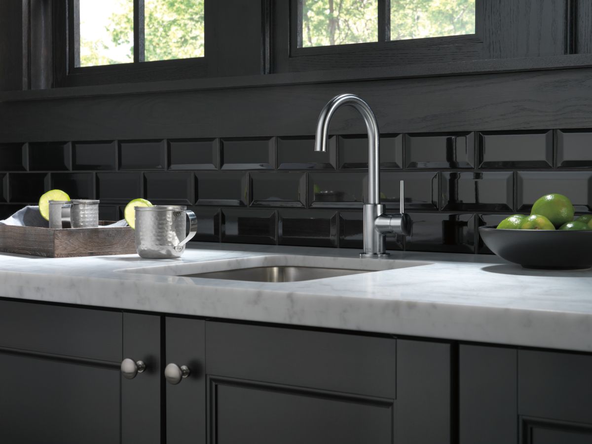 DELTA Trinsic True Bar Limited Swivel — Arctic Stainless