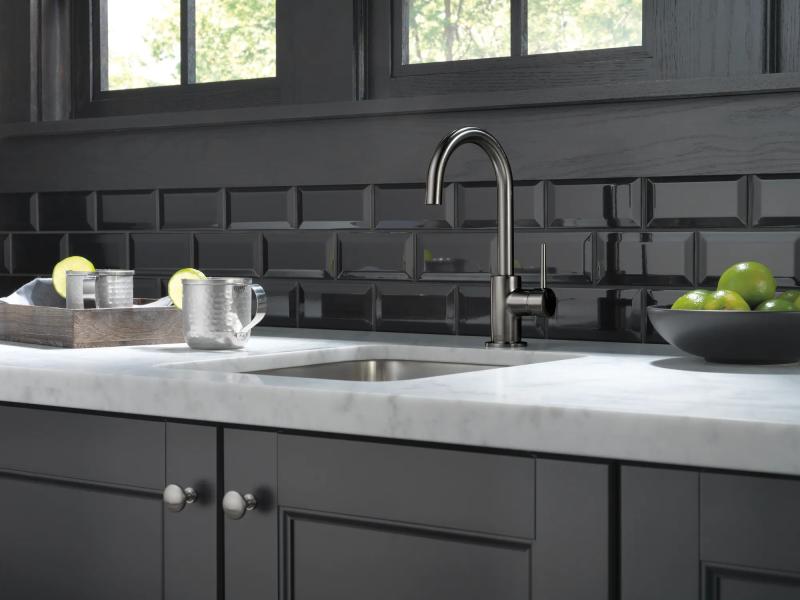 DELTA Trinsic True Bar Limited Swivel — Black Stainless
