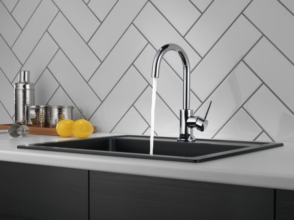 DELTA Trinsic True Bar Limited Swivel — Chrome