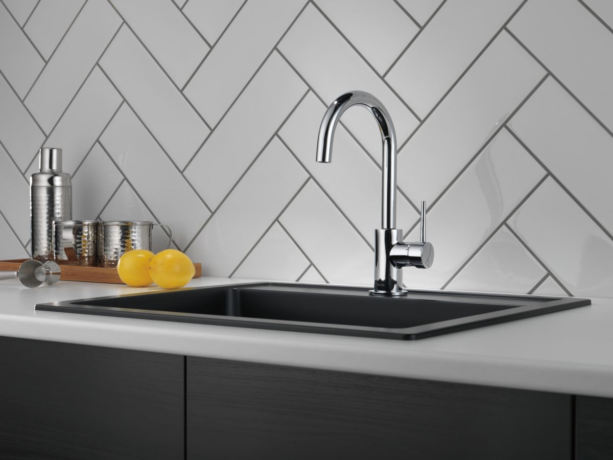 DELTA Trinsic True Bar Limited Swivel — Chrome