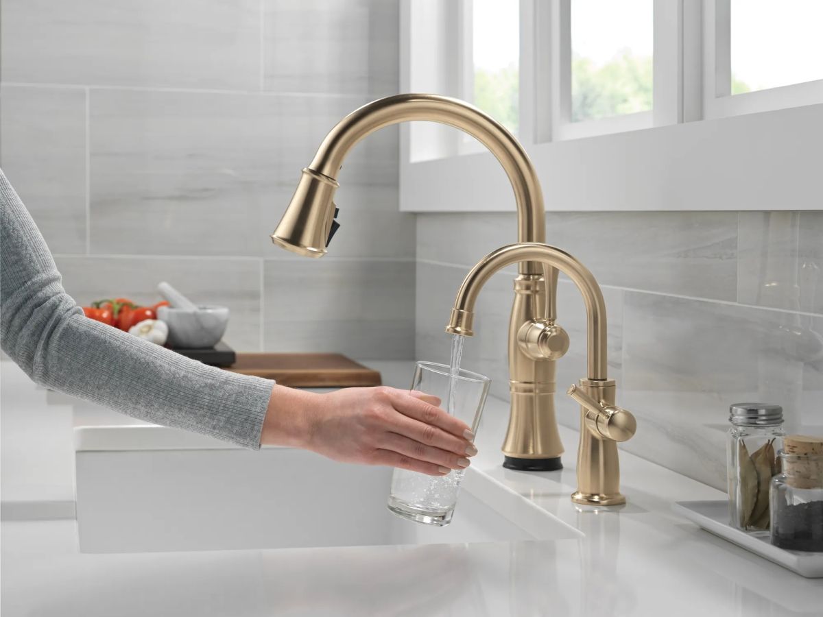 DELTA Cassidy Touch2O Technology Kitchen Faucet with Touchless Technology — Lumicoat® Champagne Bronze