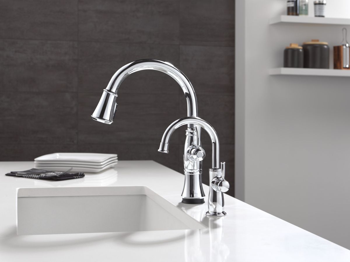 DELTA Cassidy Touch2O Technology Kitchen Faucet with Touchless Technology — Lumicoat® Chrome