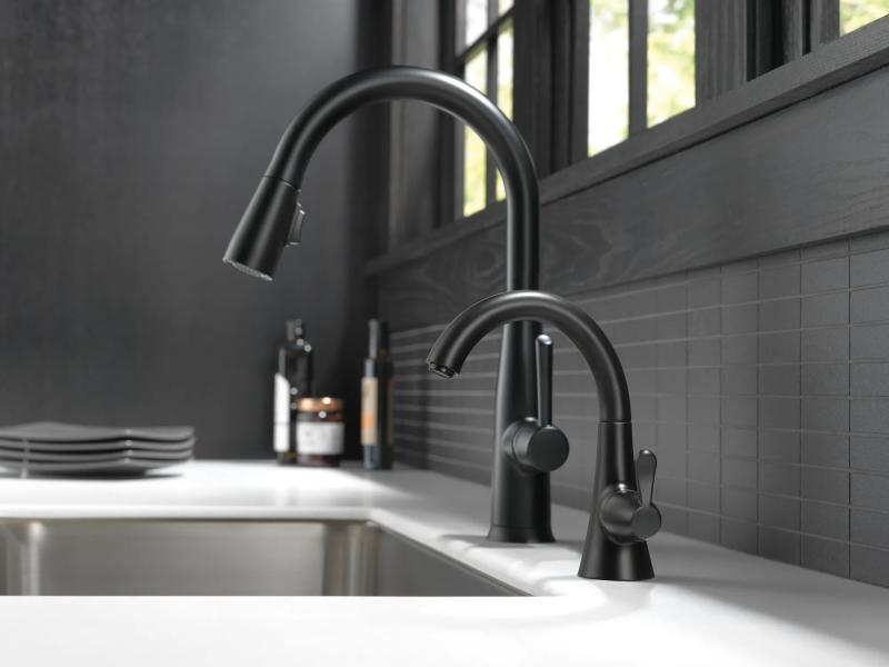 DELTA Essa Single Handle Pull-Down Kitchen Faucet with Touch2O Technology — Matte Black