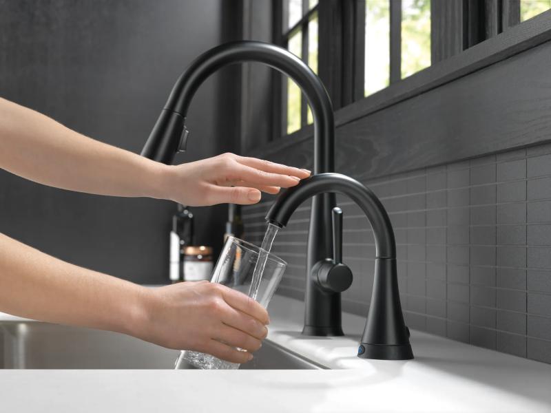 DELTA Essa Single Handle Pull-Down Kitchen Faucet with Touch2O Technology — Matte Black