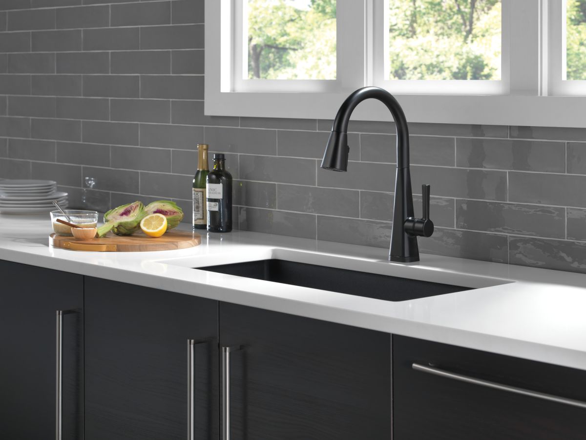 DELTA Lenta Single-Handle Pull-Down Kitchen Faucet with Touch2O Technology — Matte Black