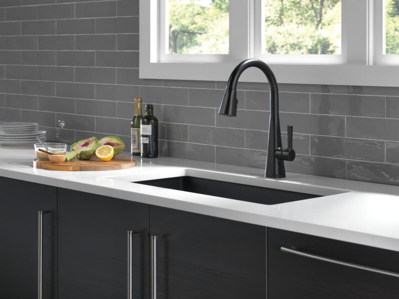 DELTA Lenta Single-Handle Pull-Down Kitchen Faucet with Touch2O Technology — Matte Black