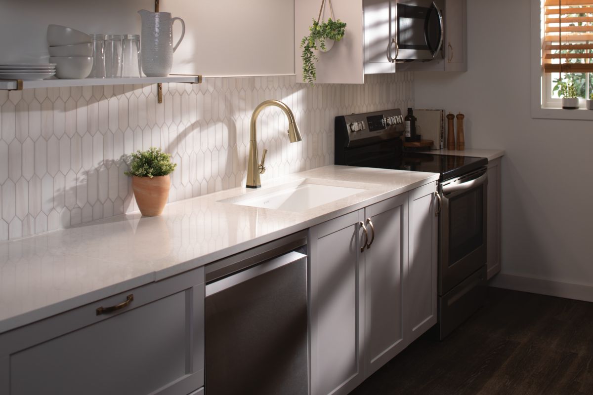 DELTA Lenta Single-Handle Pull-Down Kitchen Faucet with Touch2O Technology — Champagne Bronze