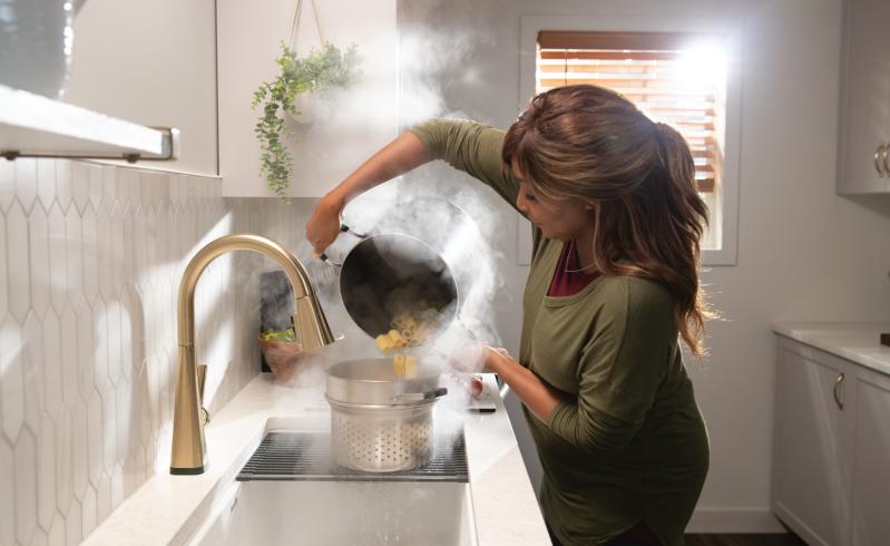 DELTA Lenta Single-Handle Pull-Down Kitchen Faucet with Touch2O Technology — Champagne Bronze