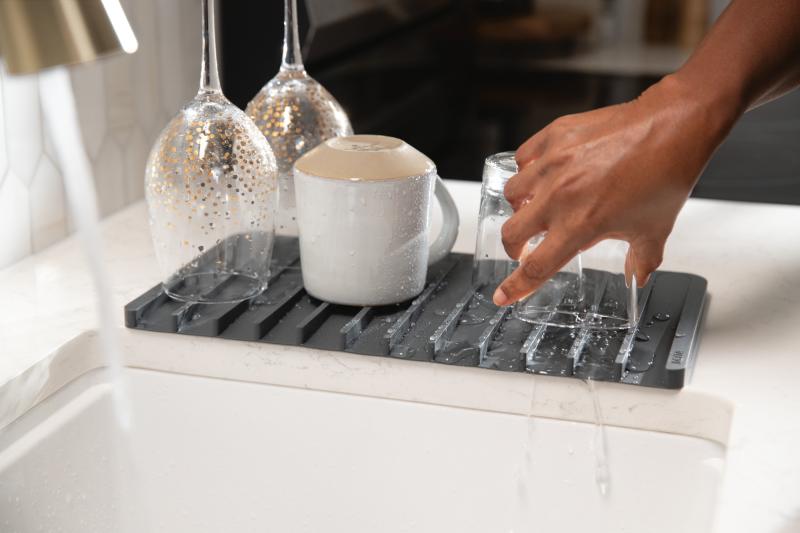 DELTA Lenta Single-Handle Pull-Down Kitchen Faucet with Touch2O Technology — Champagne Bronze